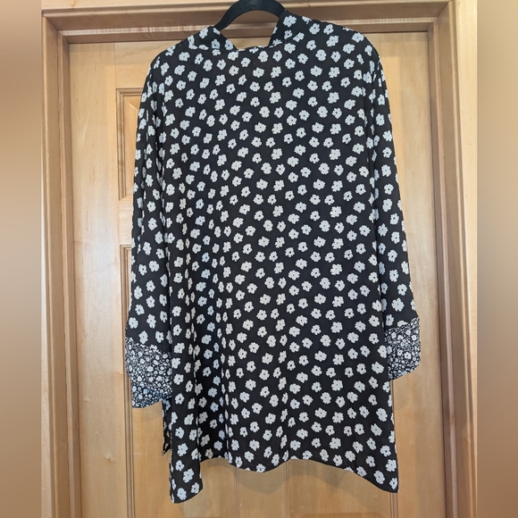 Adyson Parker Black and White Floral Kimono Blouse - Picture 7 of 7